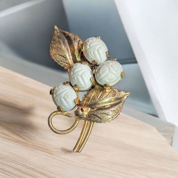 Vintage Egyptian Revival White Scarab Beetle Brooch Pin Gold Plated Leaf Design - Picture 2 of 6